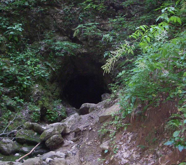 вход в Псекупскую пещеру, фото с сайта www.budetinteresno.info